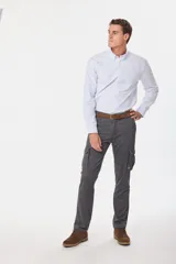 Pantalón cargo de gabardina en color verde militar, con bolsillos laterales tipo cargo con solapa y cierre de botón, y bolsillos frontales clásicos.