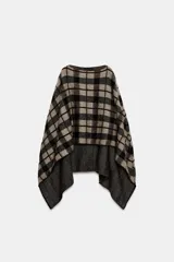 Capa de punto con cuello redondo y diseño asimétrico, con estampado de cuadros en tonos tierra y negro.