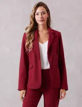 Blazer sastrero entallado color beige, con cuello de solapa, cierre frontal con un botón a tono y hombreras estructuradas. Presenta bolsillos laterales con solapa y forro interno.