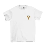 Remera blanca de manga corta y cuello redondo, con diseño de fénix dorado y texto 'G.O.A.T.' en el pecho izquierdo, de la colaboración Emexem Originals x Nico Olivera.