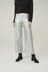 Pantalón plateado de eco cuero, corte ancho y tiro alto.