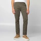 Pantalón tipo chino de corte slim, color verde oliva, con cierre de botón y cremallera, bolsillos laterales y traseros.