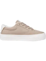 Zapatillas Tommy Hilfiger Essential de lona color beige con plataforma blanca, detalles metálicos dorados y talón en cuero sintético blanco con ribete dorado.