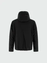 Campera negra con capucha, cierre frontal con cremallera y bolsillos laterales con cierre.