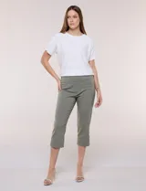 Pantalón capri sastrero de tiro alto y color verde militar, con pretina ancha, bolsillos frontales simulados y traseros funcionales, y corte entallado.