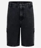 Bermuda de hombre en denim de algodón, modelo cargo, corte baggy y tiro medio. Presenta bolsillos laterales tipo cargo y cierre tradicional con botón y cremallera.