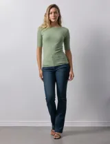 Remera color beige de corte ajustado, con cuello redondo y mangas cortas. Tejido acanalado de modal y elastano.