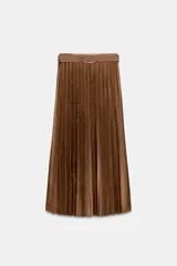 Falda midi de tiro alto con diseño plisado en color marrón. Incluye un cinturón a tono con hebilla metálica y cierre lateral con cremallera oculta.