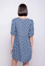 Vestido corto con estampado floral, escote en V y mangas abullonadas.