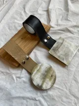 Cinto de ecocuero color beige con hebilla redonda de alpaca y guampa.