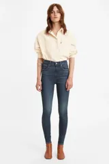 Jeans Levi's modelo Mile High Super Skinny de tiro súper alto. Confeccionados en denim stretch, presentan un corte ajustado en cadera, muslos y piernas, extendiéndose hasta el tobillo. Cuentan con cierre de bragueta y diseño de cinco bolsillos.