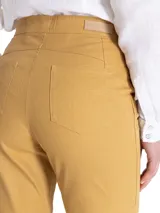 Pantalón de tiro alto y pierna recta, confeccionado en algodón orgánico. Presenta un diseño funcional con bolsillos estilo carpintero y costuras reforzadas en la parte frontal.