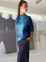 Buzo oversize verde con cuello alto y puños tejidos en morley. Confeccionado en lana merino teñida artesanalmente.