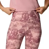Calza deportiva de tiro alto con estampado camuflado en tonos rosados. Cuenta con tecnología Omni-Wick para absorción de humedad y bolsillo lateral en la pierna.