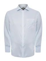 Camisa de manga larga RKF modelo Wf Pb, confeccionada en algodón con diseño de rayas verticales finas en color azul sobre fondo blanco. Presenta cuello americano abotonado, bolsillo frontal con logo bordado y cierre de botones.