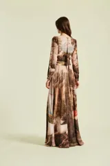 Vestido largo Natalia Antolin modelo Serenna, con escote en V profundo, mangas largas, faja en la cintura y falda larga con vuelo. Presenta un estampado artístico estilo pintura clásica con caballos y paisajes naturales en tonos marrones y beige.