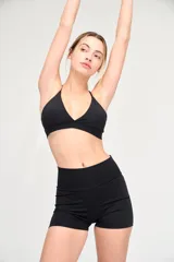 Top deportivo negro con escote bajo y cintura con elástico de 3cm.