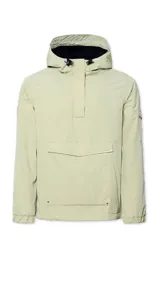 Campera tipo canguro con capucha ajustable y forro interior de tejido polar. Presenta un bolsillo frontal grande con solapa, cierre de velcro en el cuello y bajo ajustable.