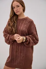 Sweater de punto color marrón chocolate, con diseño de trenzas y rombos en el frente, cuello redondo y mangas largas con puños acanalados.