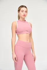 Top deportivo rosado de escote alto y cintura con elástico de 3cm.