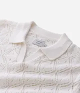 Camisa polo de manga corta con diseño de tejido calado tipo crochet y textura de rombos. Presenta cuello polo clásico y terminaciones en tejido acanalado.