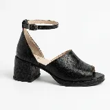Sandalia de cuero negro con textura reptil, taco cuadrado y tira ajustable en el tobillo.