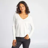 Camiseta blanca de manga larga con cuello en V.