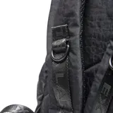Mochila de tela técnica color negro con múltiples compartimentos con cierre, bolsillos laterales y logo circular de la marca en el frente.