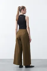 Pantalón wide leg de corte sastrero, color negro, con cintura de tiro medio y diseño de pernera amplia y relajada.