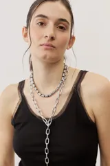 Musculosa negra de tirantes finos con detalles translúcidos en los bordes y diseño ajustado al cuerpo.
