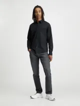 Camisa negra de corte slim fit, con cierre de botones, mangas largas y logo CK bordado en el pecho.