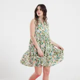 Vestido corto blanco con estampado floral rojo, de corte suelto y sin mangas.