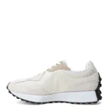 Championes urbanos New Balance modelo 327, con diseño retro inspirado en los años 70. Presentan una combinación de tonos beige y blanco, con paneles de gamuza y malla, el logo N característico en el lateral y una suela de goma con relieve extendido hacia el talón.