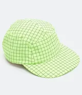 Gorra de ala recta, color verde lima fluorescente, con estampado de cuadrícula negra.