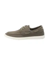 Zapatillas de lona estilo náutico color verde militar con suela blanca de goma y cordones al tono.