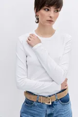 Remera de manga larga en color marrón, con cuello redondo y corte ajustado al cuerpo.