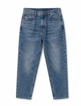 Jeans de corte slouchy, color azul con lavado ácido, tiro medio y diseño holgado en las piernas que se estrecha hacia los tobillos.