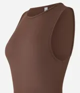 Body color marrón, sin mangas, con cuello halter y cierre en la entrepierna.