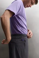 Pantalón slim fit Zara Athleticz de tejido técnico ligero y elástico en color negro, con cintura elástica ajustable, bolsillos con cremallera y bajos con elástico.