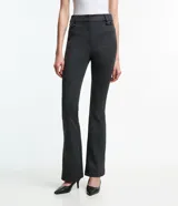 Pantalón flare de punto roma con estampa de cuadros, trabillas en la cintura, cierre delantero y detalles de solapa con botones.