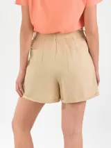 Short de lino color azul marino, con pinzas delanteras, cintura alta paperbag con cordón ajustable y bolsillos laterales.