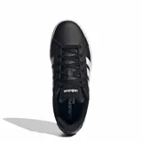 Championes Adidas modelo Grand Court Base 3.0, de diseño urbano con exterior de cuero sintético negro y las icónicas tres rayas laterales en color blanco. Presenta cierre con cordones al tono y suela de goma blanca con logo grabado en el lateral.