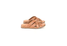 Sandalias planas color caramelo, confeccionadas en cuero con tiras anchas cruzadas en el empeine y suela de poliuretano.