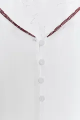 Vestido midi blanco de la ZW Collection con escote en V, tirantes finos, bajo asimétrico y detalle de aplicación de encaje a contraste en el escote.