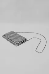 Bandolera tipo sobre confeccionada en malla metálica plateada, con solapa frontal y correa de cadena fina metálica extraíble.