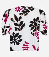 Blusa de viscosa con escote en V y mangas cortas abullonadas. Presenta un estampado de follaje y flores en tonos negro, fucsia y beige sobre fondo blanco.