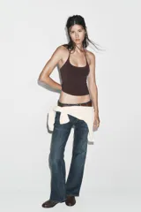 Top corto de cuello halter con diseño seamless, espalda descubierta y bajo recto.