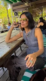 Musculosa gris con textura arrugada, cuello redondo y corte ajustado.