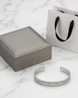 Set de dos pulseras de acero plateado, una compuesta por eslabones tipo cadena gruesa y otra por pequeñas esferas unidas.