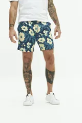 Short de baño con estampado floral en tonos azul marino y crema. Cuenta con cintura elástica con cordón ajustable, dos bolsillos laterales y uno trasero, confeccionado en tela ligera de secado rápido.